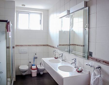 Maxlot Hotel Accra Buitenkant foto